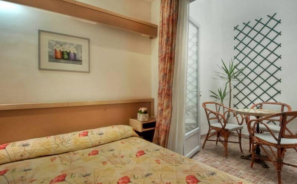 Edgar Quinet 2* Paris