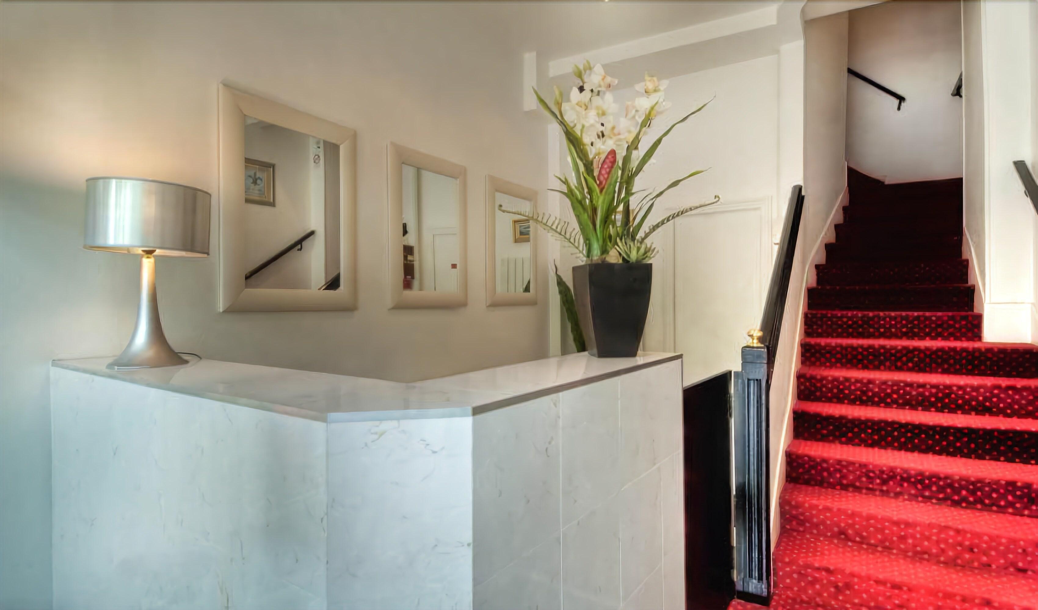 Edgar Quinet 2* Paris